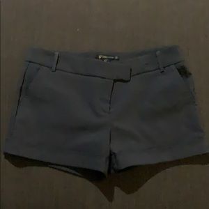 Cuffed gray shorts